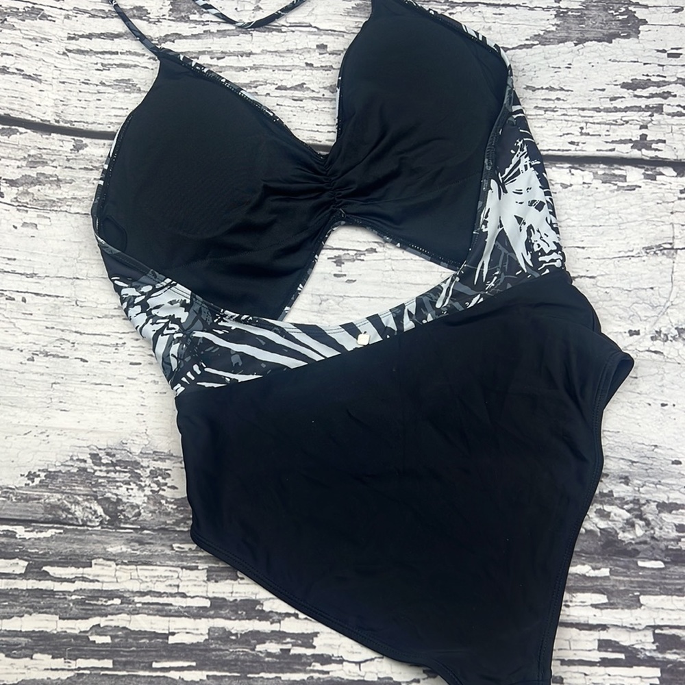 Fabletics - Brielle One Piece - Size Medium - image 4